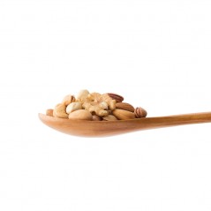 mieszanka orzechów na drewnianej łyżce
